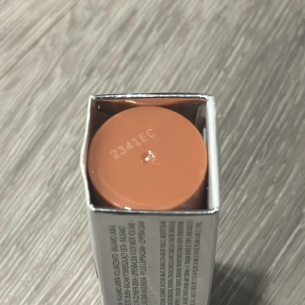 Buxom lip power